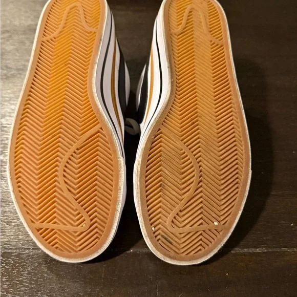 Nike boys / “fits ladies size 7 “White and Black Sneakers with Gold Accents - Picture 4 of 7